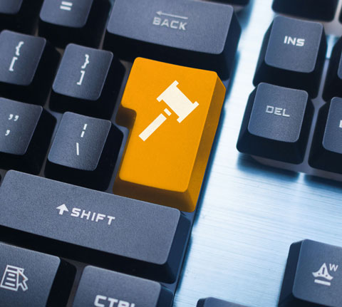 Tastatur mit kommunalen Versteigerung Hammer